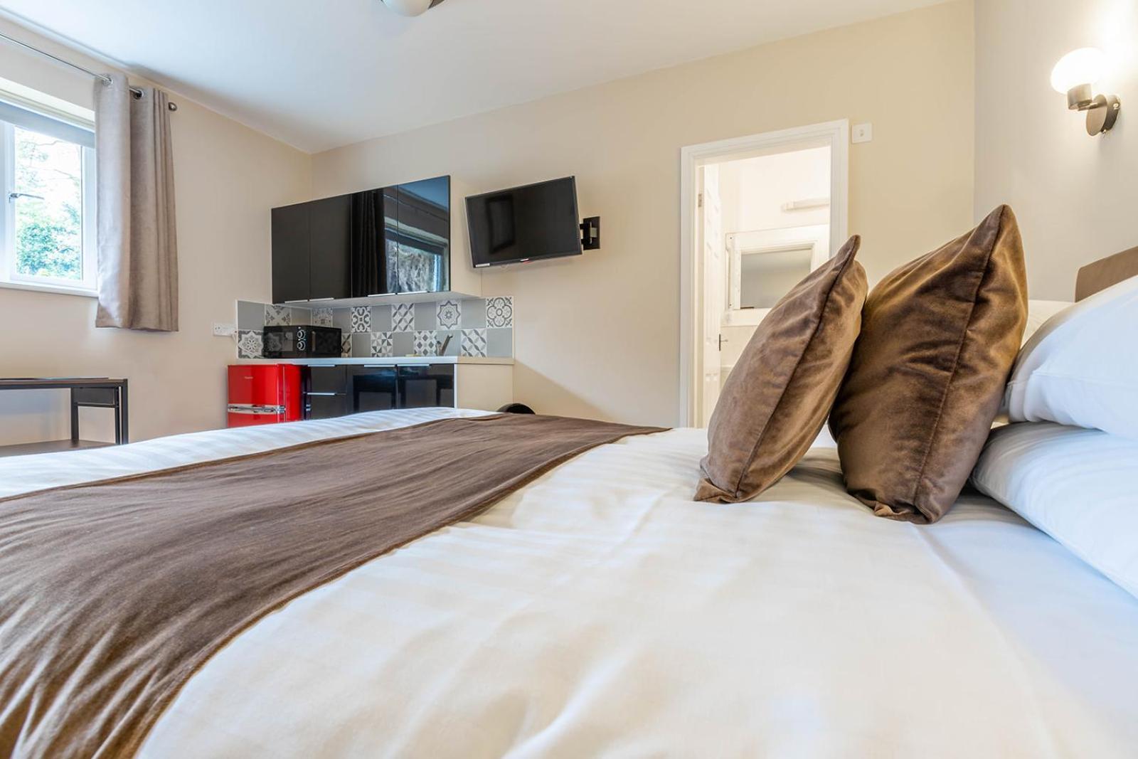 Windermere Studio Rooms - With Free Car Parking Onsite Exterior photo